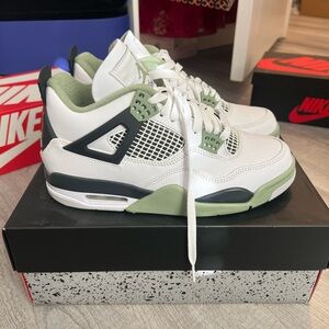 Air Jordan 4 in seafoam women’s 8